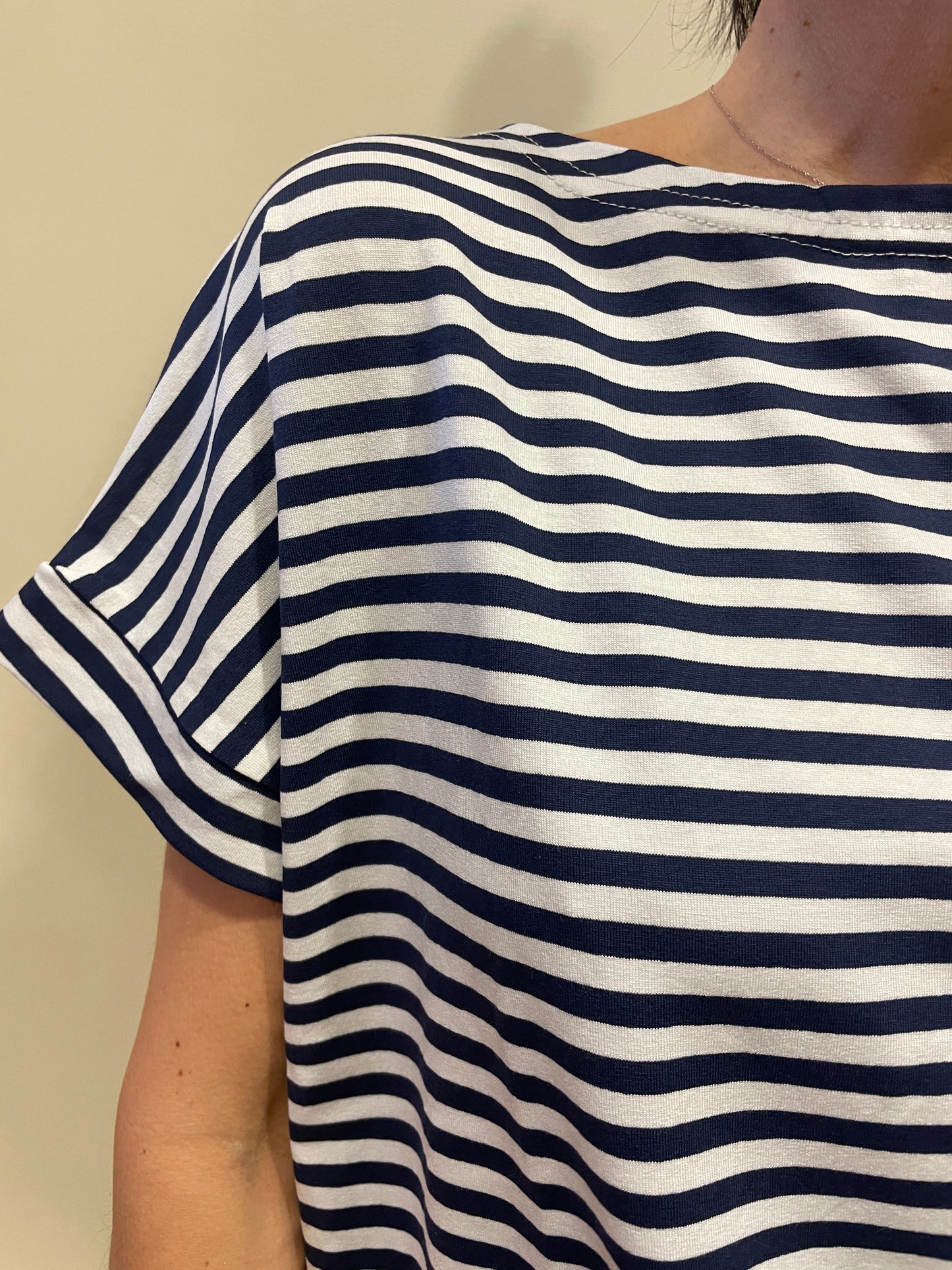 SUSY MIX - T-shirt a scatoletta in viscosa con scollo a barchetta a righe sottili - più colori