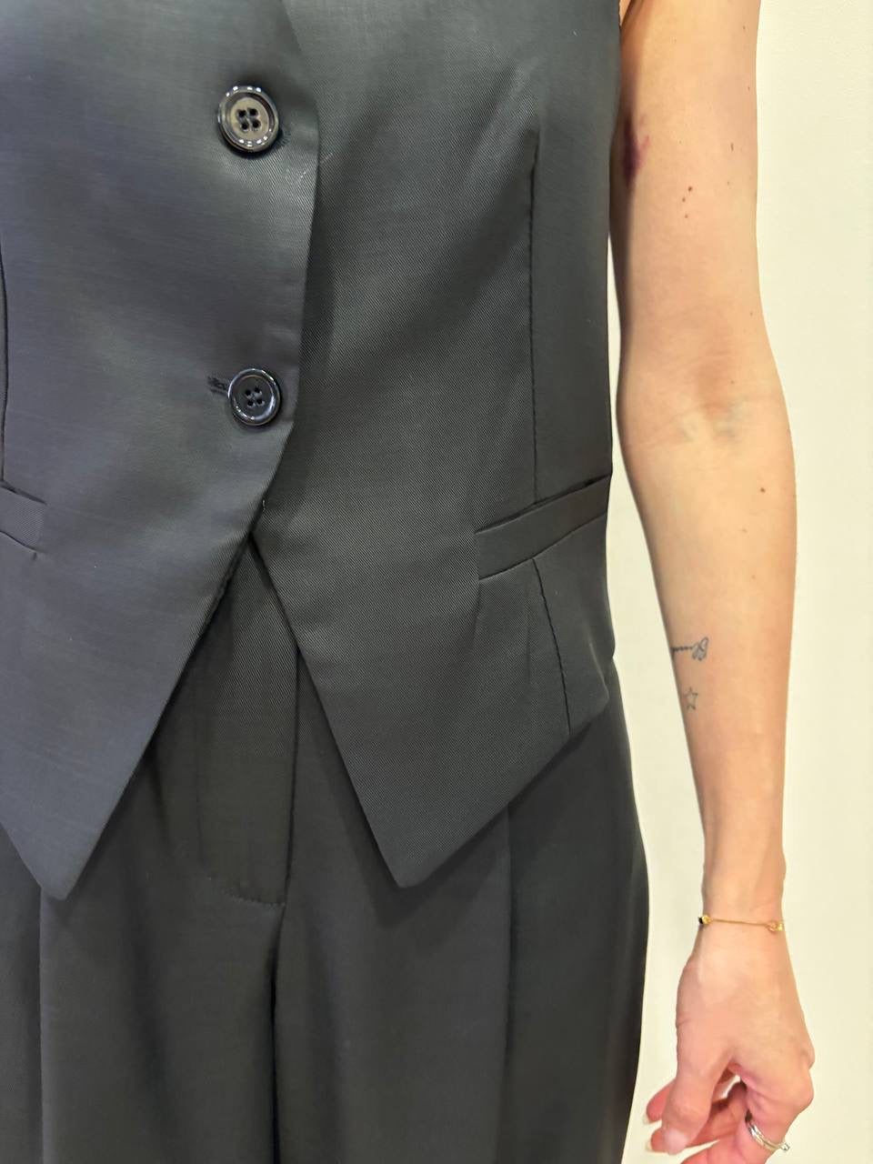 VICOLO - Gilet in lyocell a due bottoni con arricciatura sul retro color nero