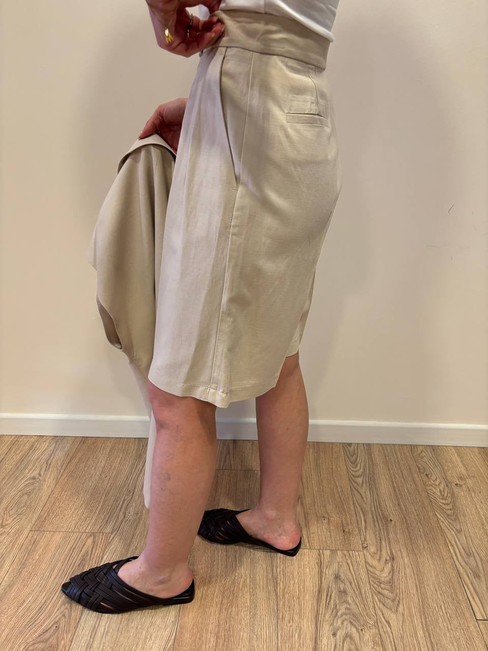 VICOLO - Bermuda beige con pinces in misto viscosa e lino