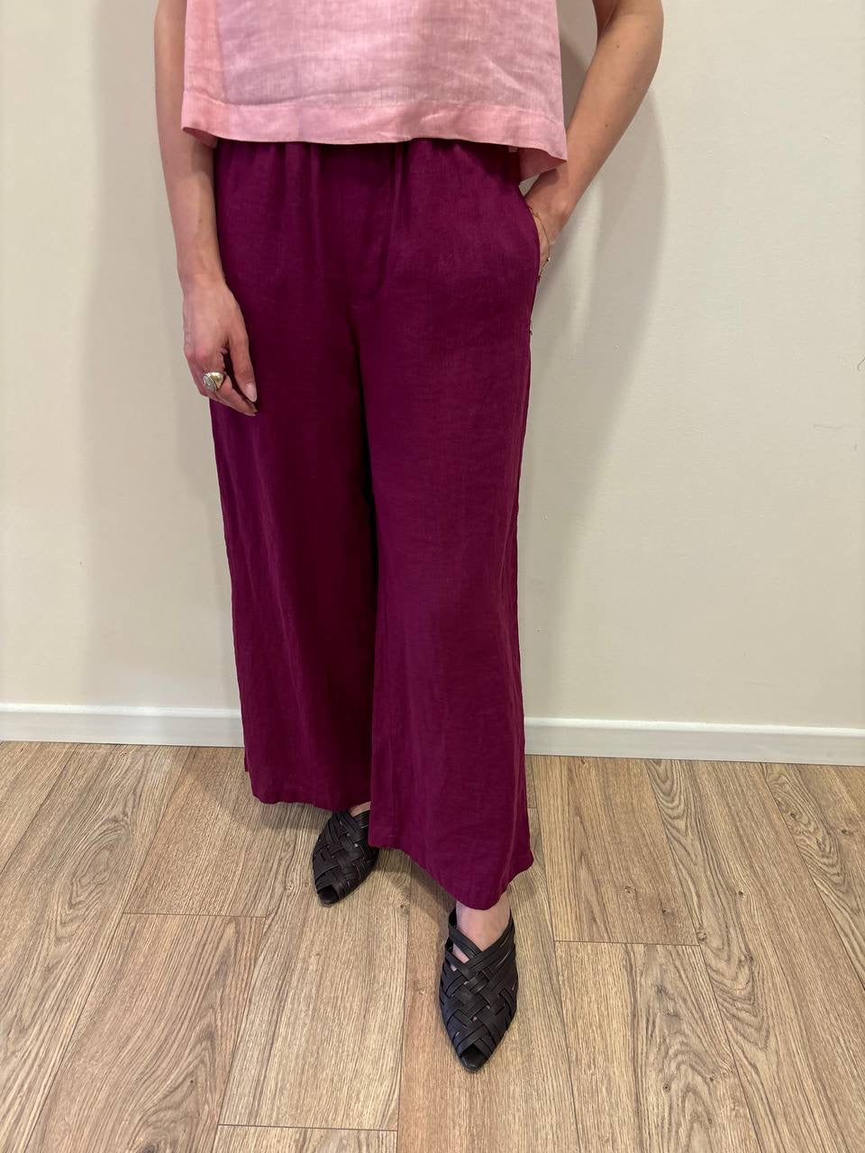 MEME ROAD - Pantalone a palazzo crop in lino con elastico color cabernet