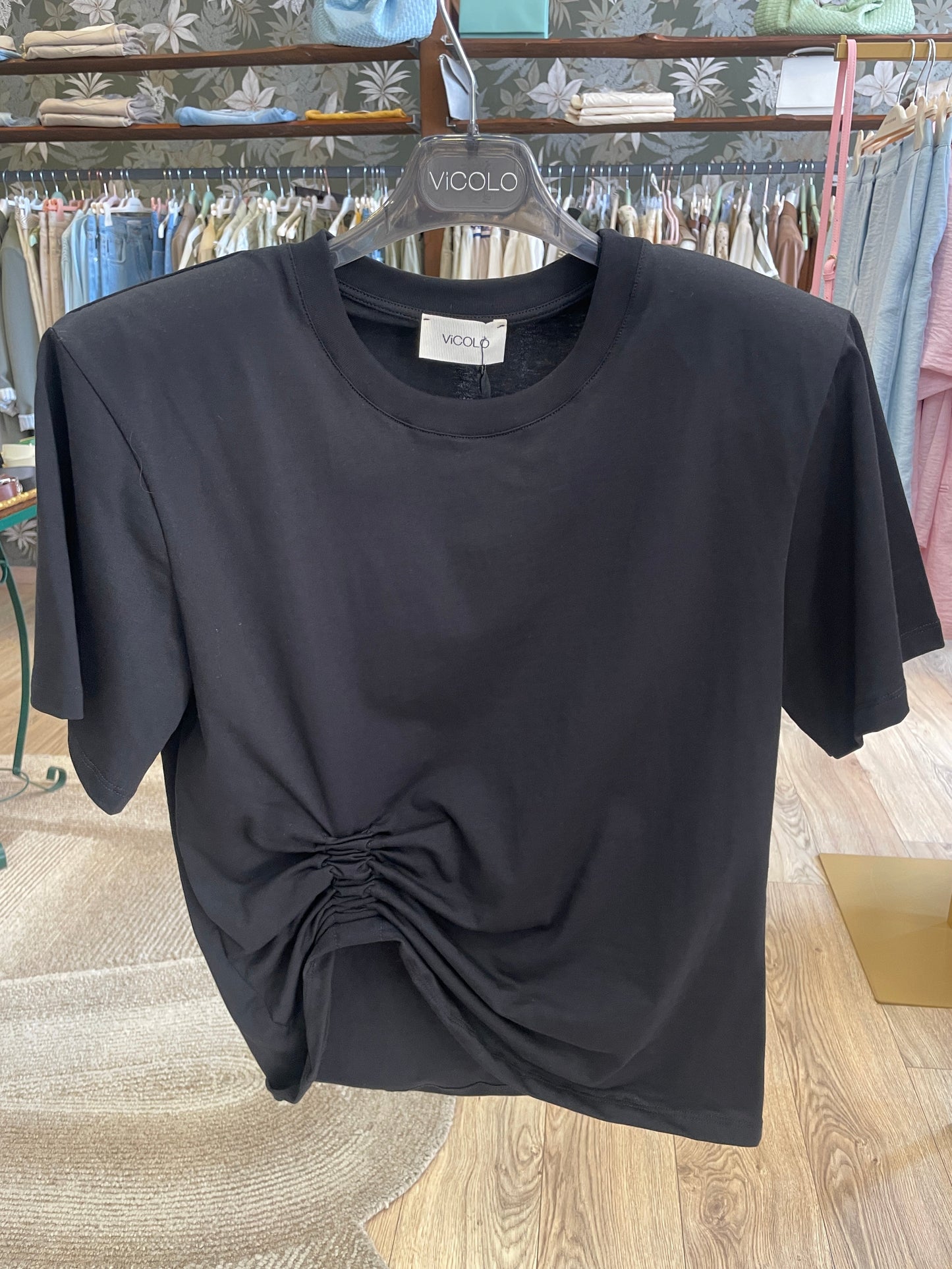 VICOLO - T-shirt in cotone con arricciatura e spallucce - più colori