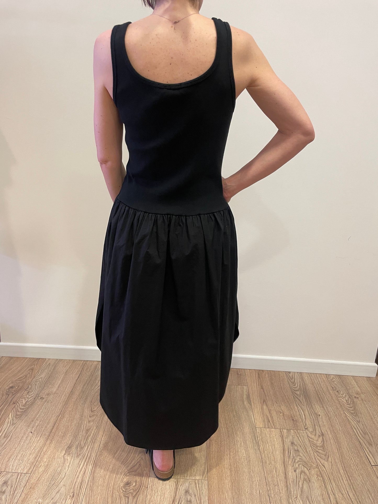 SUSY MIX - Abito in cotone con canotta a costine e gonna in cotone con spacchi nero