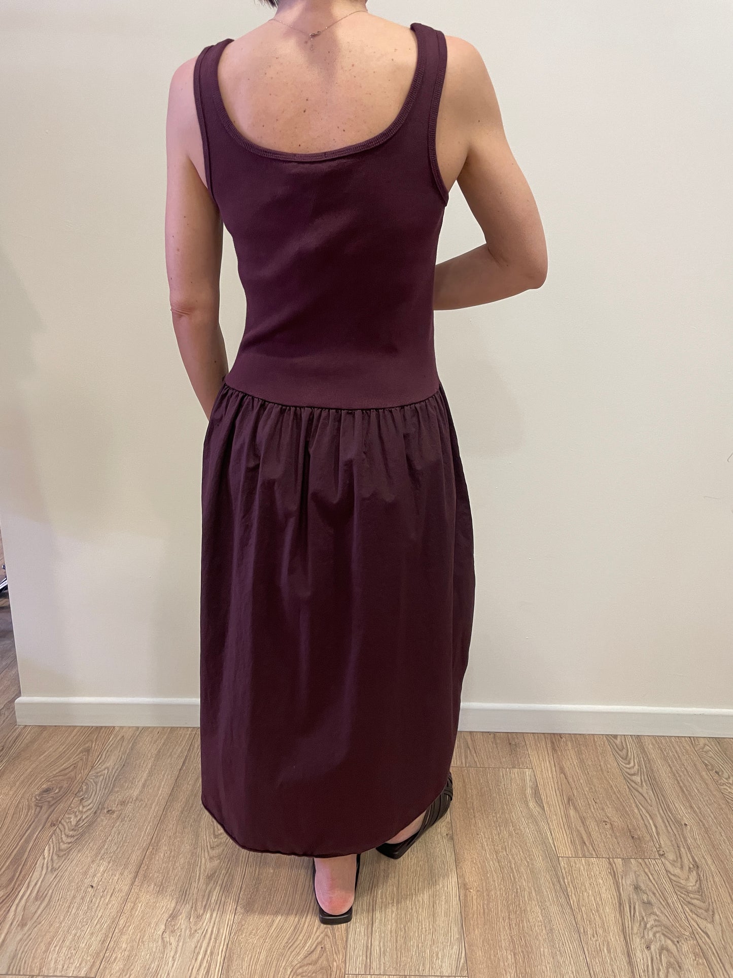 SUSY MIX - Abito in cotone con canotta a costine e gonna in cotone con spacchi color fico