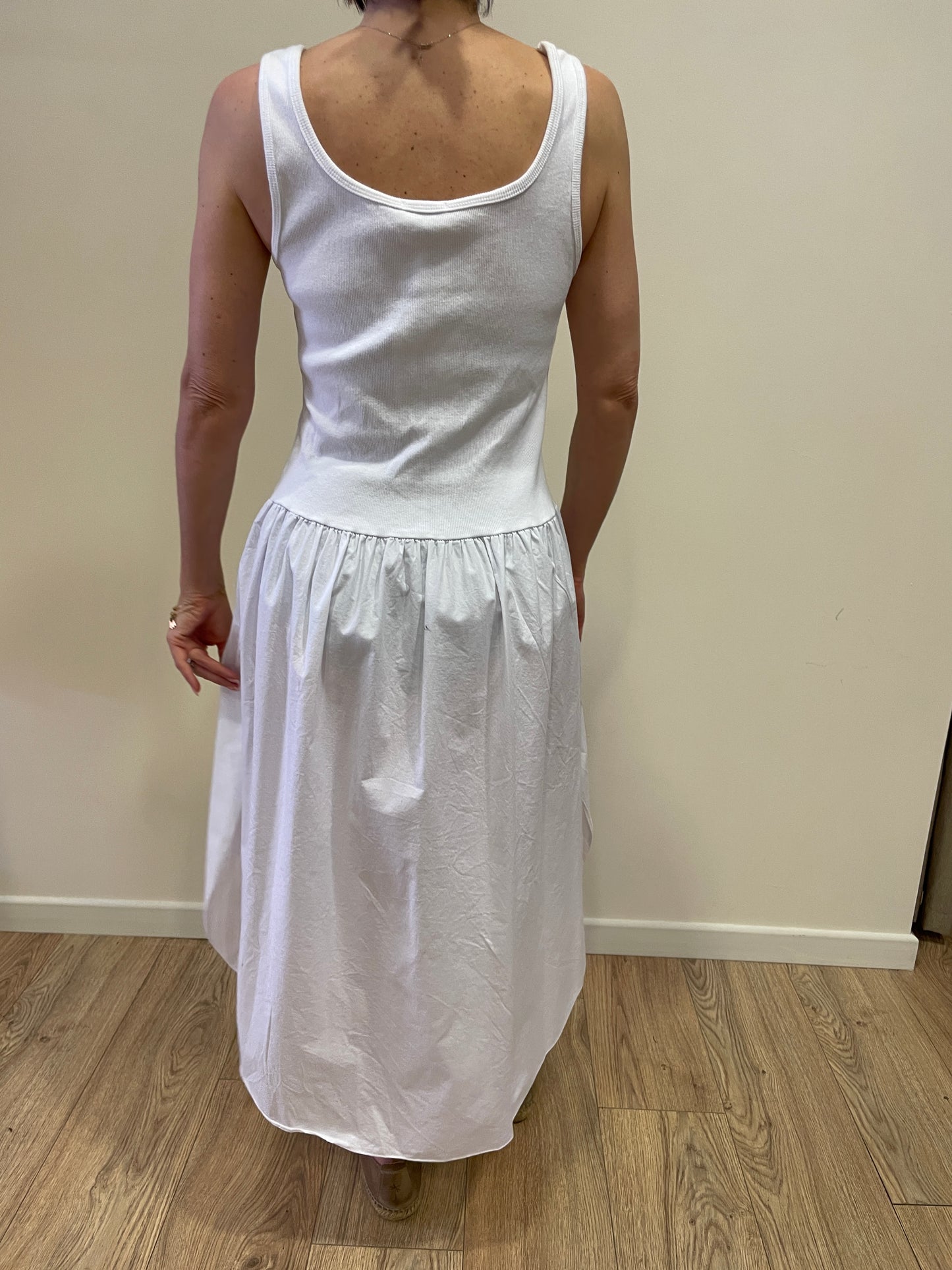 SUSY MIX - Abito in cotone con canotta a costine e gonna in cotone con spacchi bianco