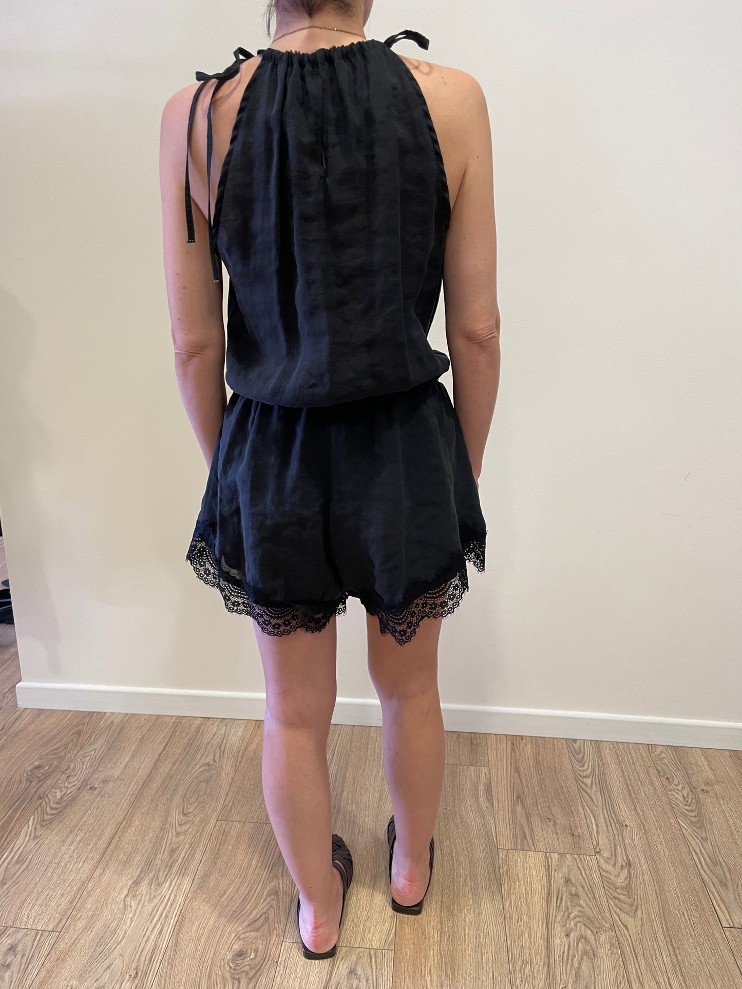 HAVEONE - Tuta con scollo all'americana con laccetti e pizzo sul fondo color nero