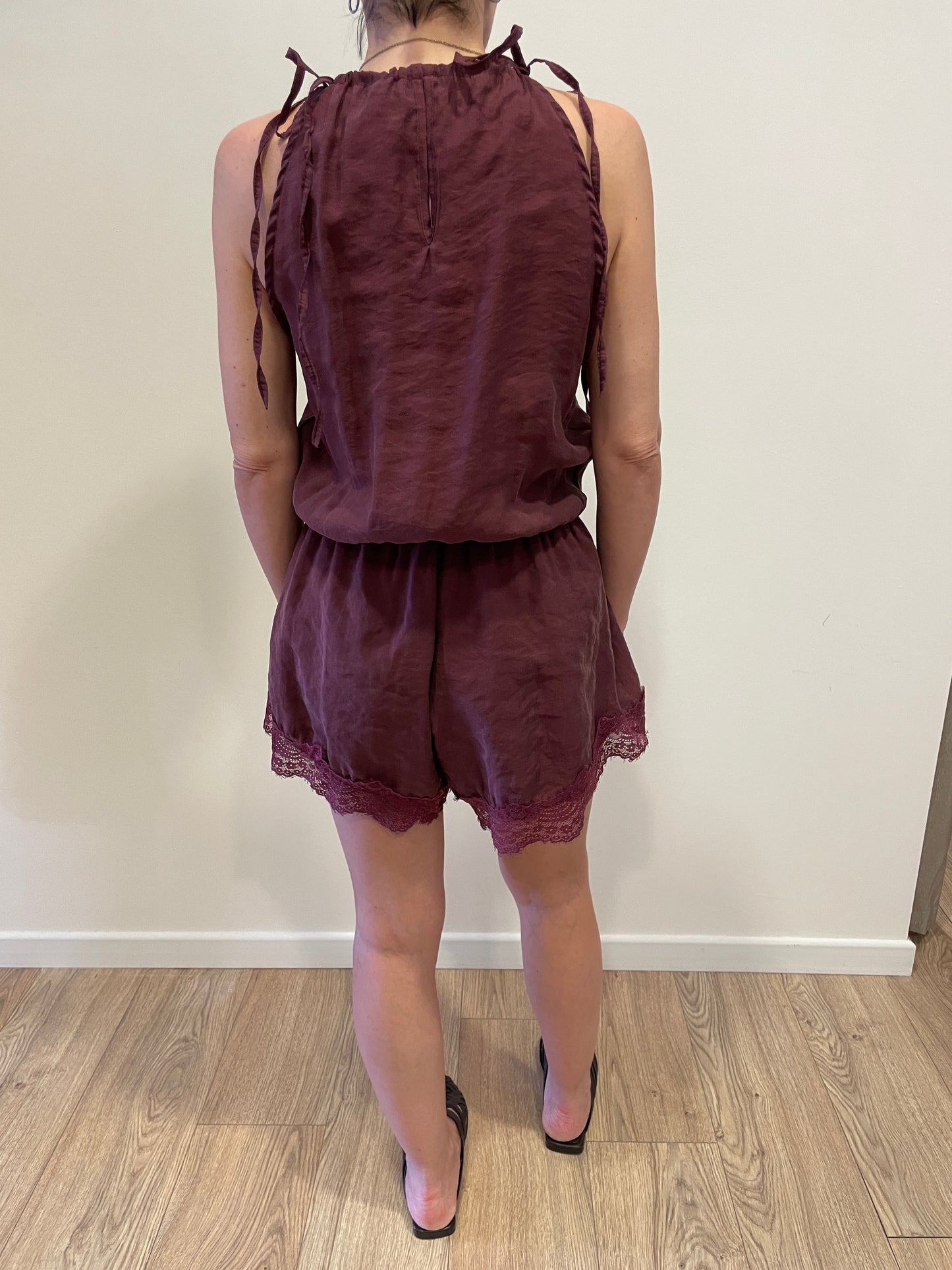 HAVEONE - Tuta con scollo all'americana con laccetti e pizzo sul fondo color vino
