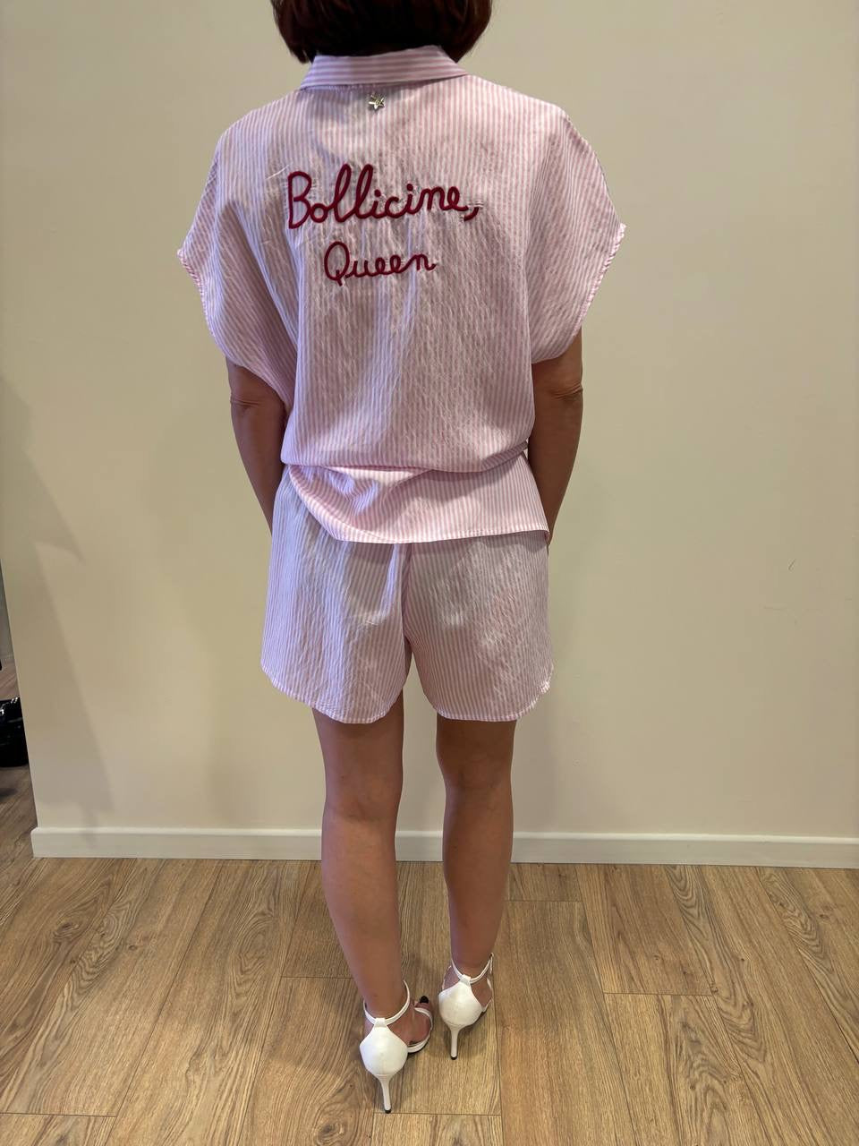 SOUVENIR - Shorts in cotone a righe bianche e rosa con scritta "bollicine queen"