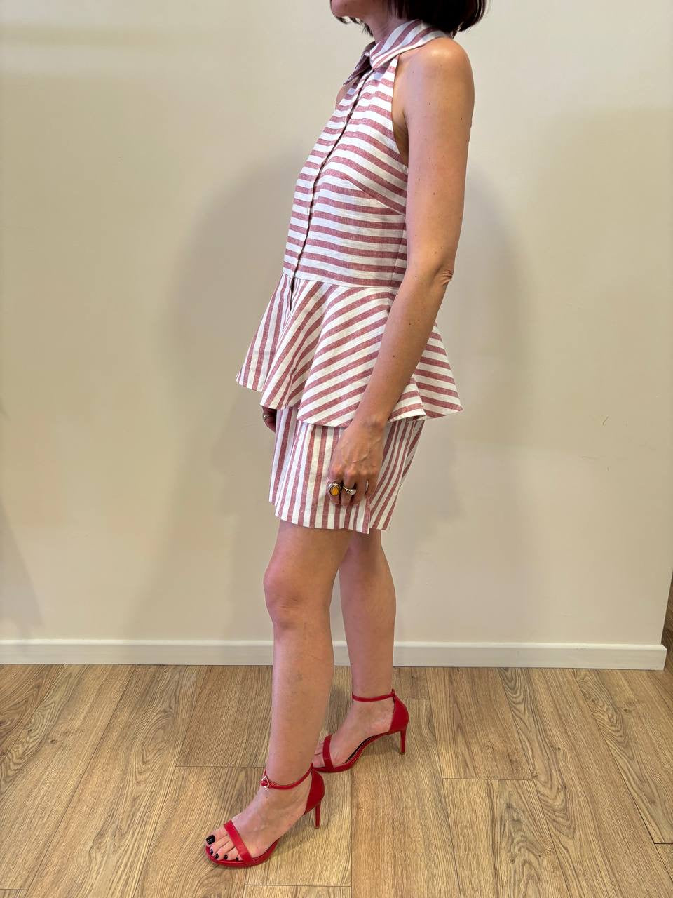 SOUVENIR - Camicia smanicata a righe orizzontali burro e rosse con balza in misto cotone e lino