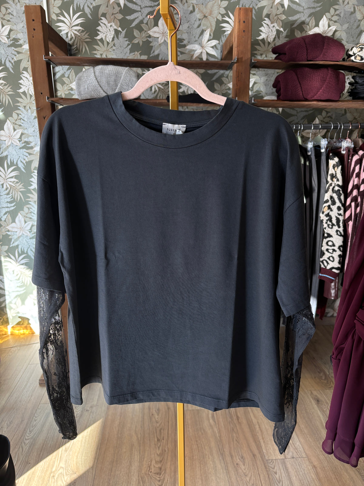 SUSY MIX - T-shirt in cotone con maniche in pizzo color latte - più varianti