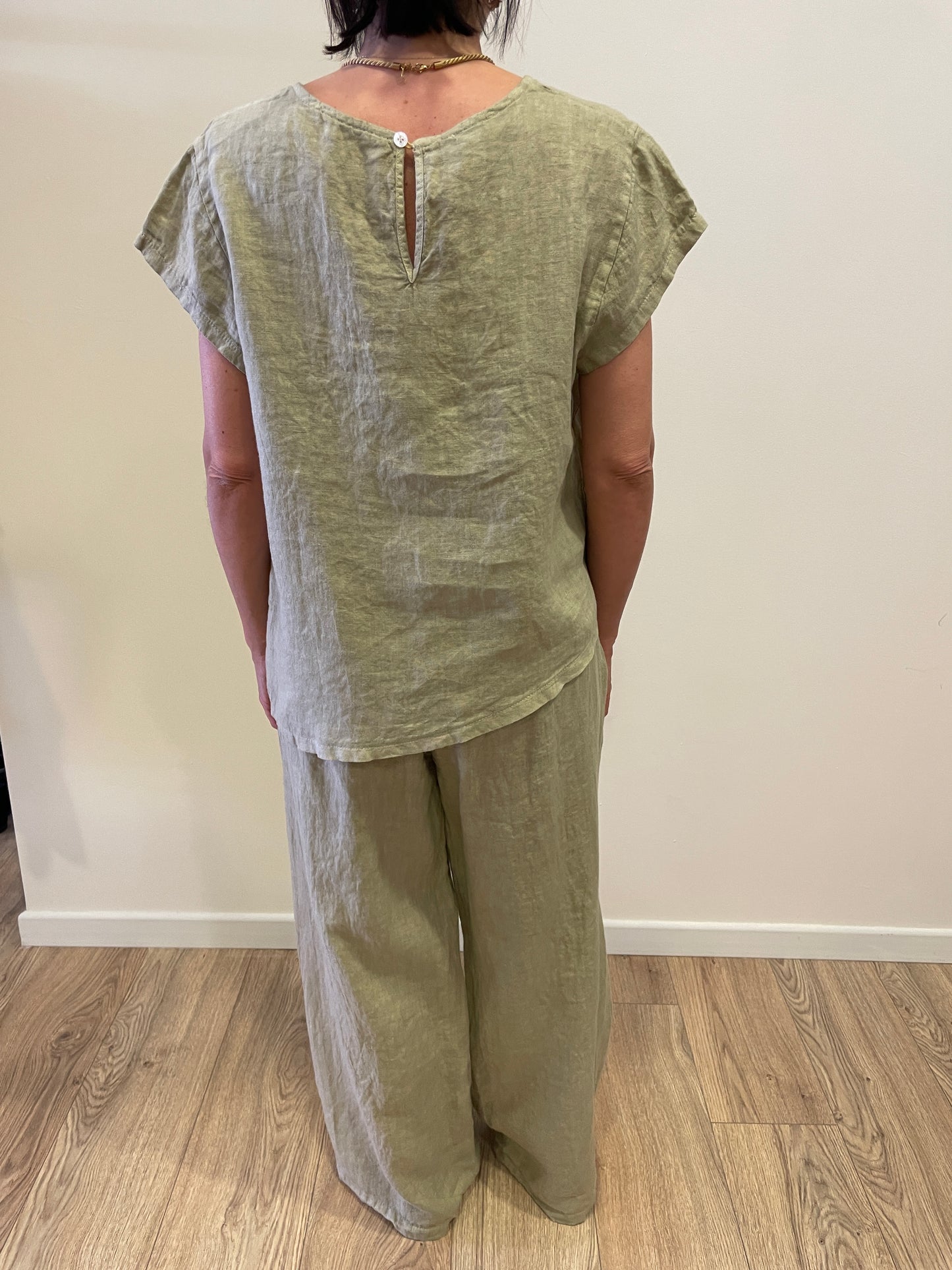 SUSY MIX - Set coordinato con blusa asimmetrica e pantalone a palazzo 100% lino color safari