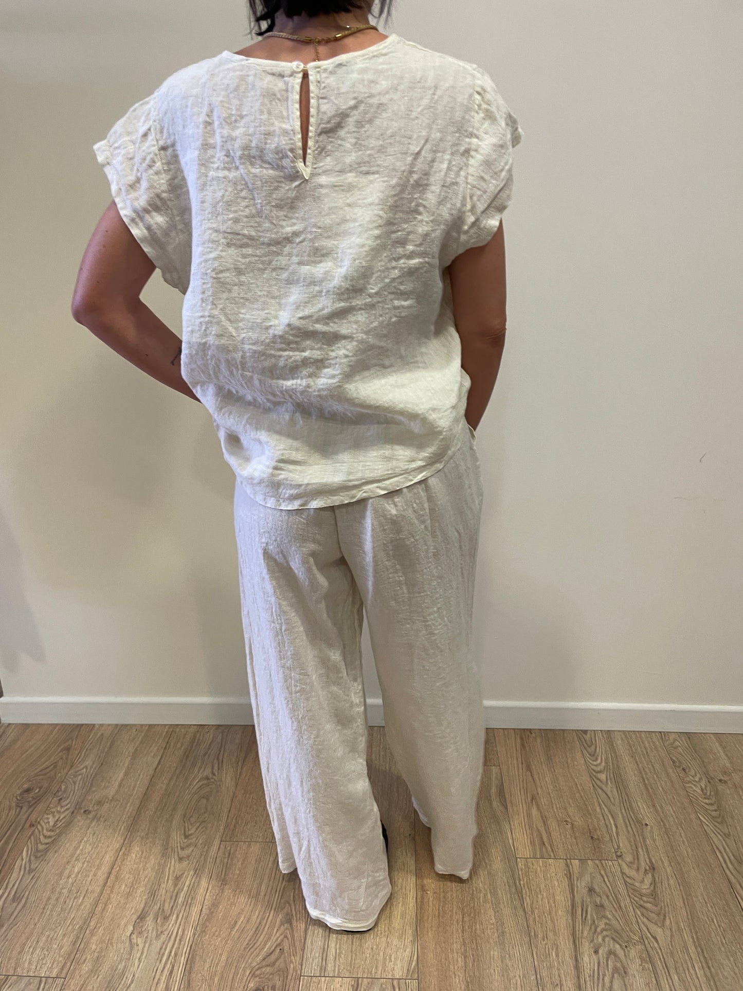 SUSY MIX - Set coordinato con blusa asimmetrica e pantalone a palazzo 100% lino color latte