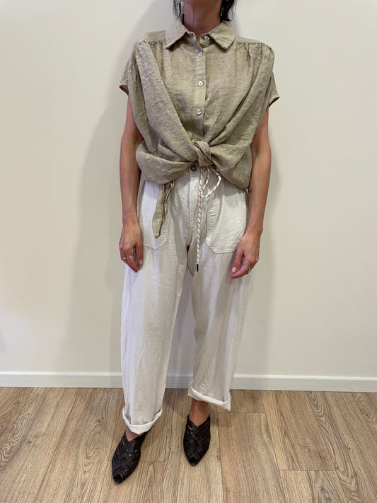 SUSY MIX - Camicia smanicata 100% lino con spalla scesa e nodo color safari