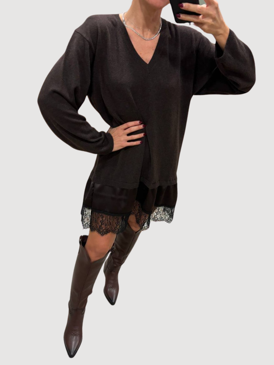 VICOLO - Abito in maglia moro con scollo a V e dettaglio gonna con pizzo