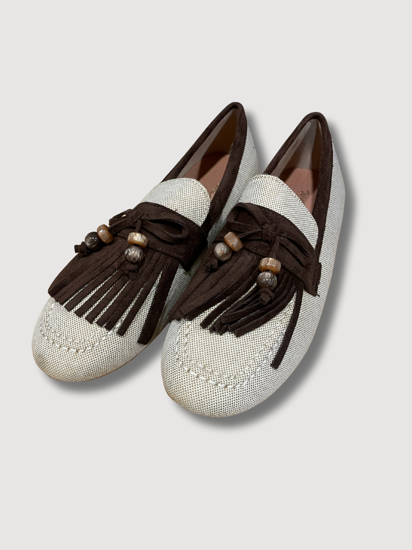 Mocassino in tessuto con nappine e perline - beige