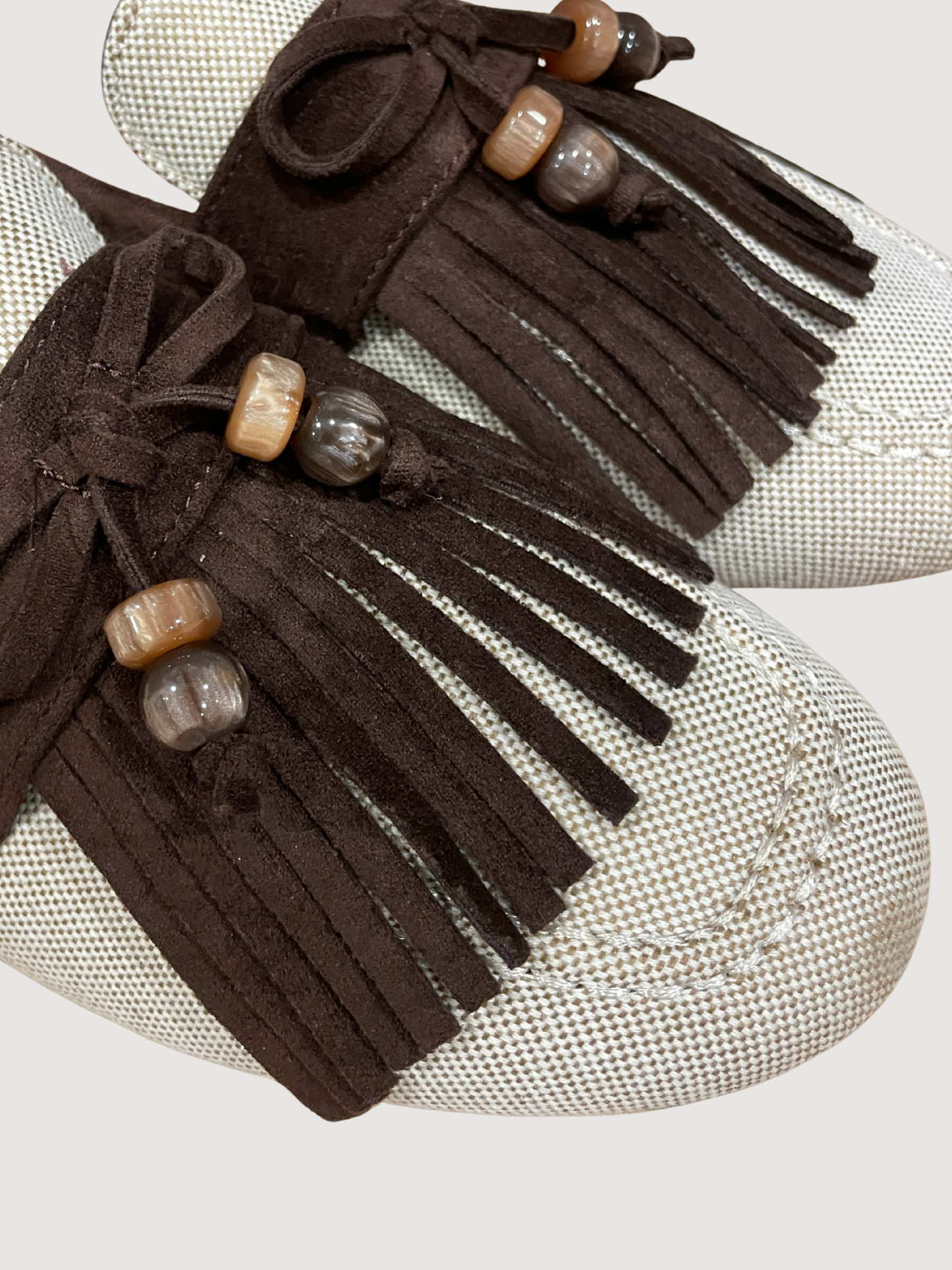 Mocassino in tessuto con nappine e perline - beige