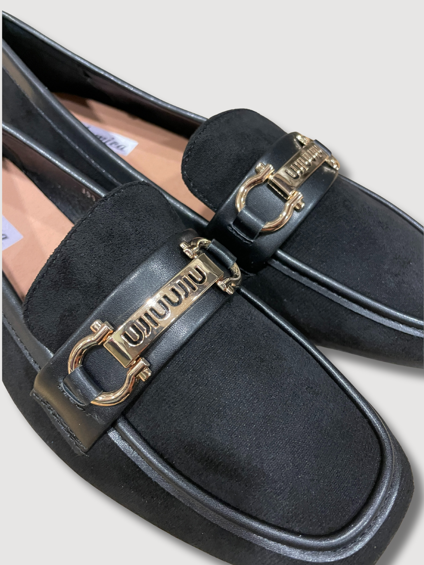 Mocassino in ecocamoscio con fibbia dorata - nero