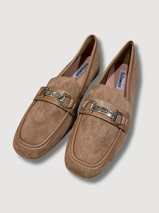 Mocassino in ecocamoscio con fibbia dorata - cammello