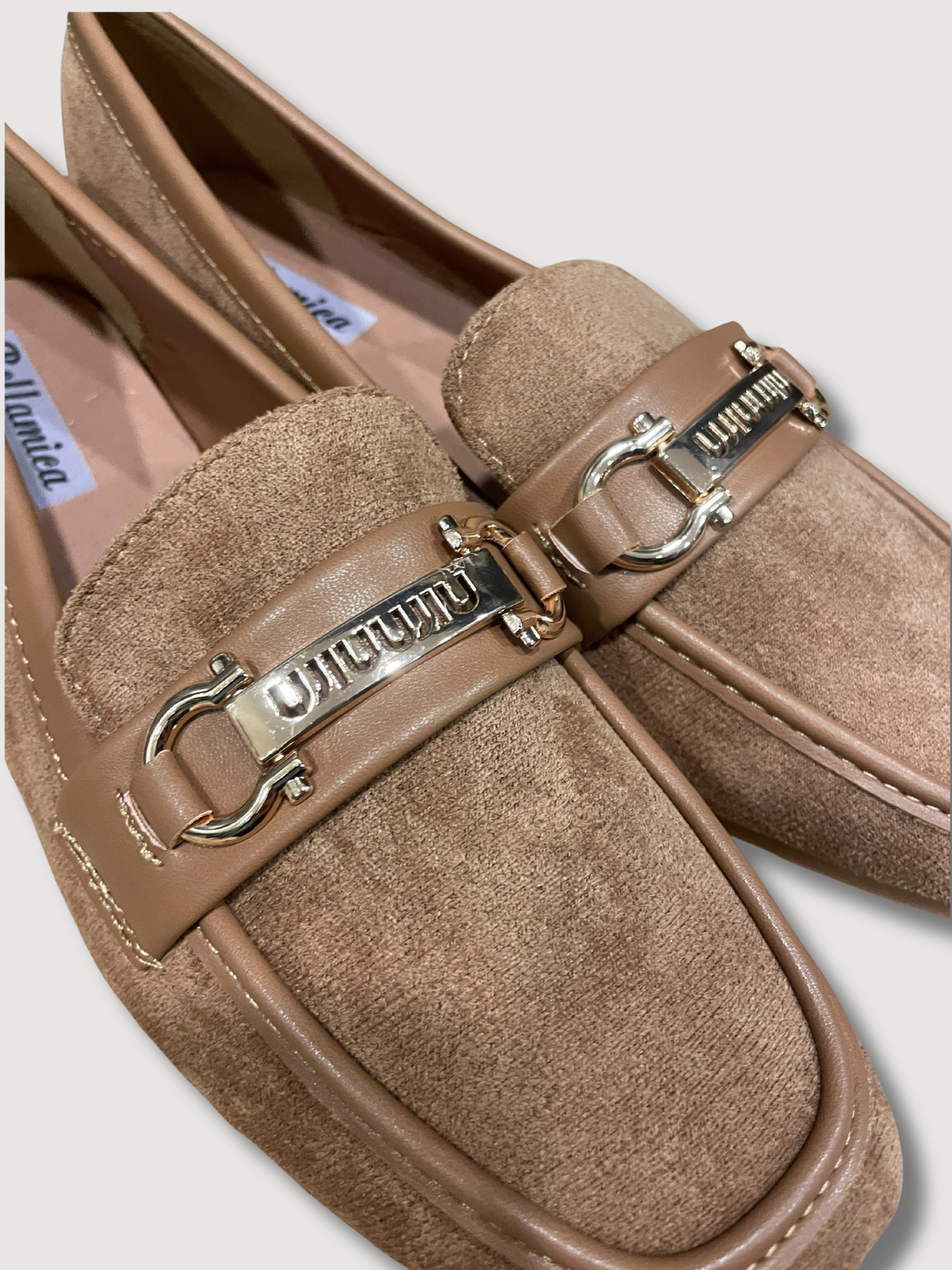 Mocassino in ecocamoscio con fibbia dorata - cammello