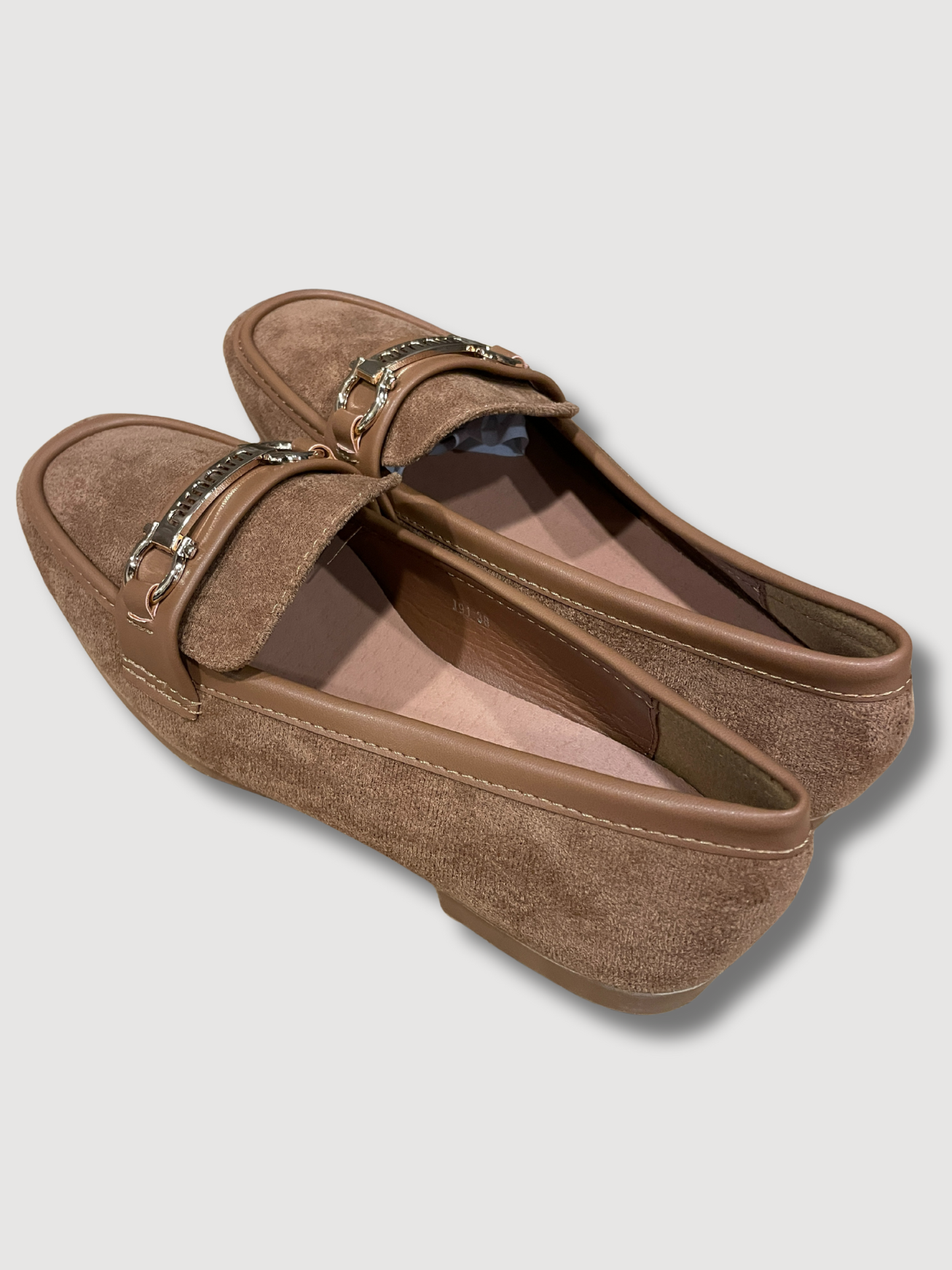 Mocassino in ecocamoscio con fibbia dorata - cammello