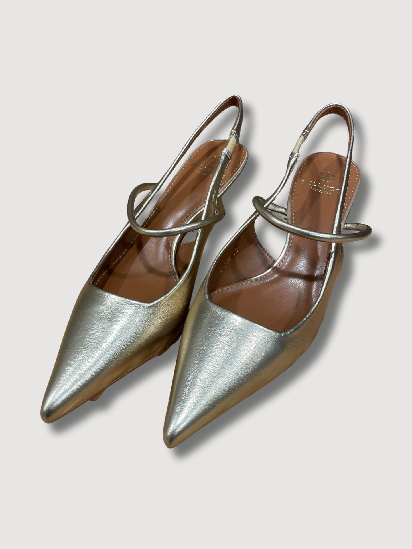 Scarpa con tacco a punta in ecopelle - oro