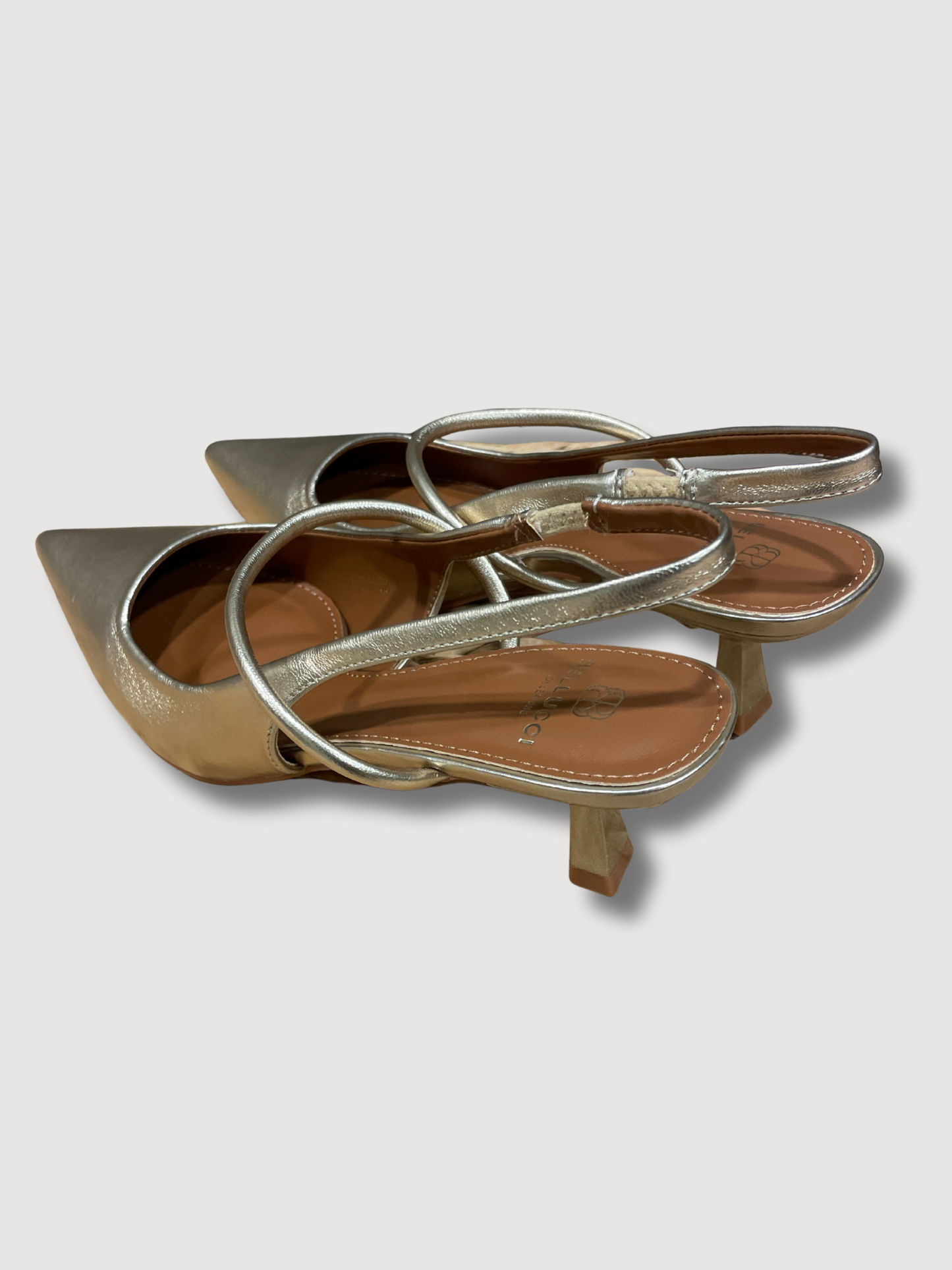 Scarpa con tacco a punta in ecopelle - oro