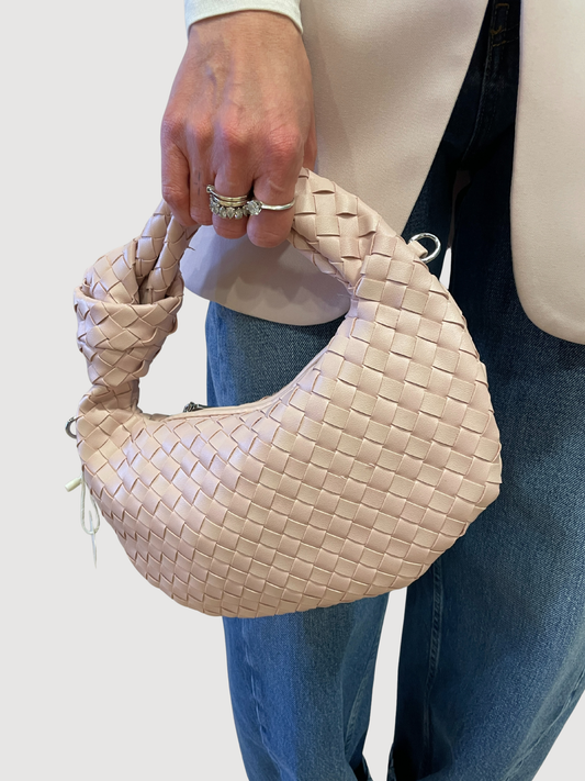 Borsa intrecciata in ecopelle rosa con tracolla