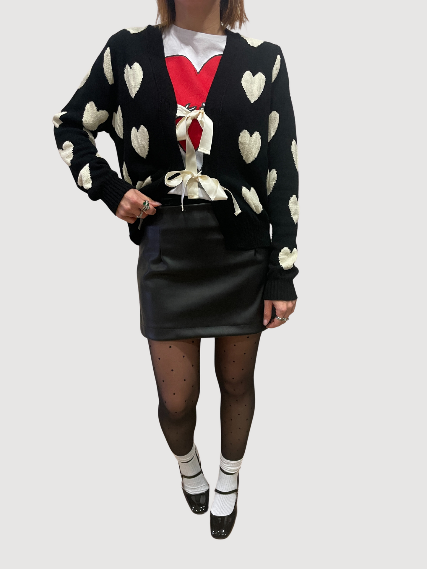 KONTATTO - Cardigan nero con cuori e chiusura con fiocchi