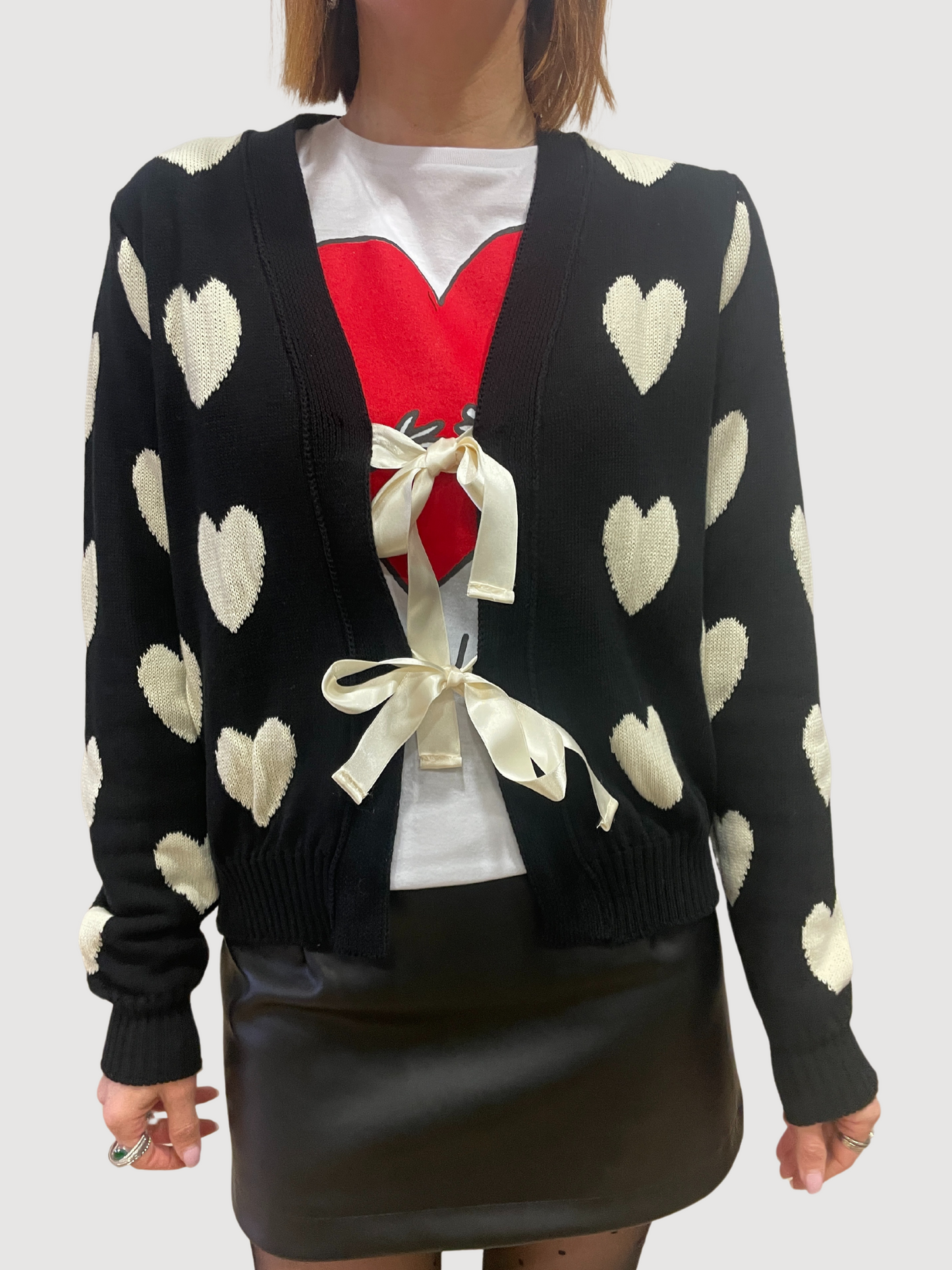 KONTATTO - Cardigan nero con cuori e chiusura con fiocchi