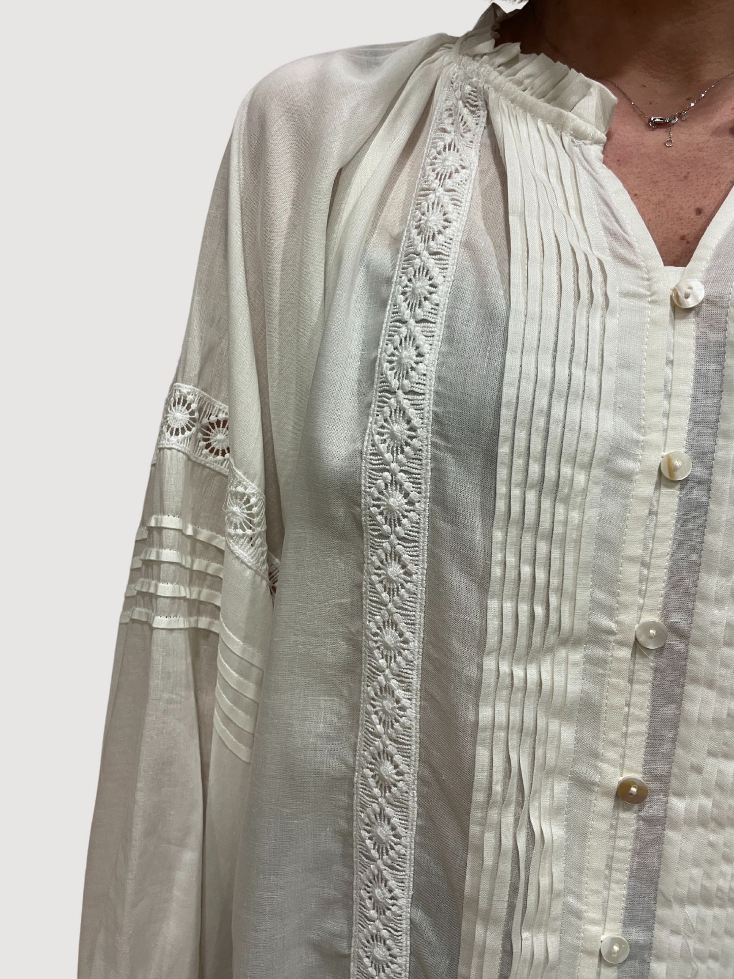 KONTATTO - Camicia bianca con bottoni e ricami