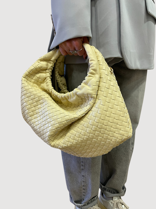 Borsa in ecopelle gialla intrecciata con manici
