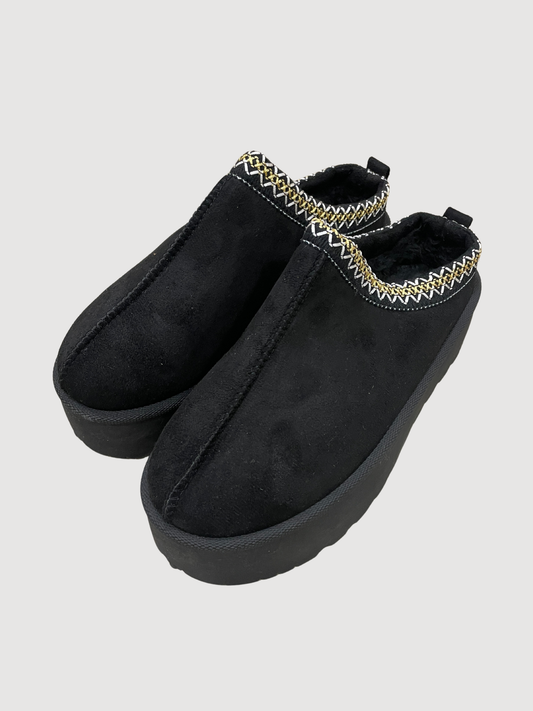 Sabot in nero con ricamo e pelo all'interno