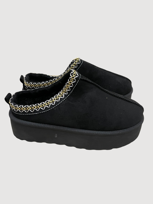 Sabot in nero con ricamo e pelo all'interno