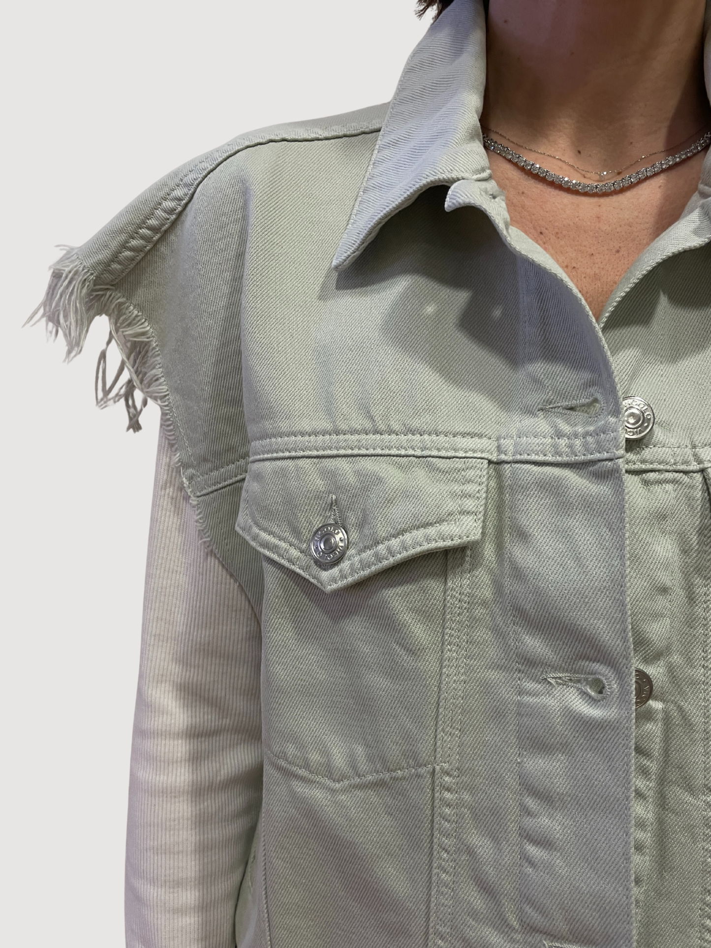 VICOLO - Gilet in jeans verde acqua smanicato con frange