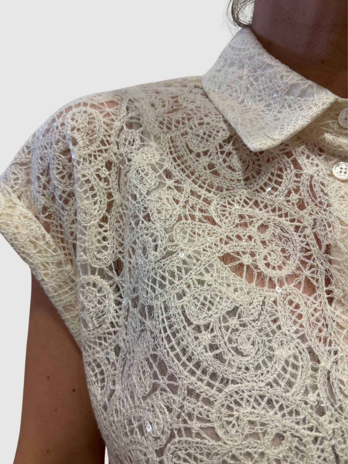 KAOS - Camicia smanicata burro in pizzo con micro paillettes