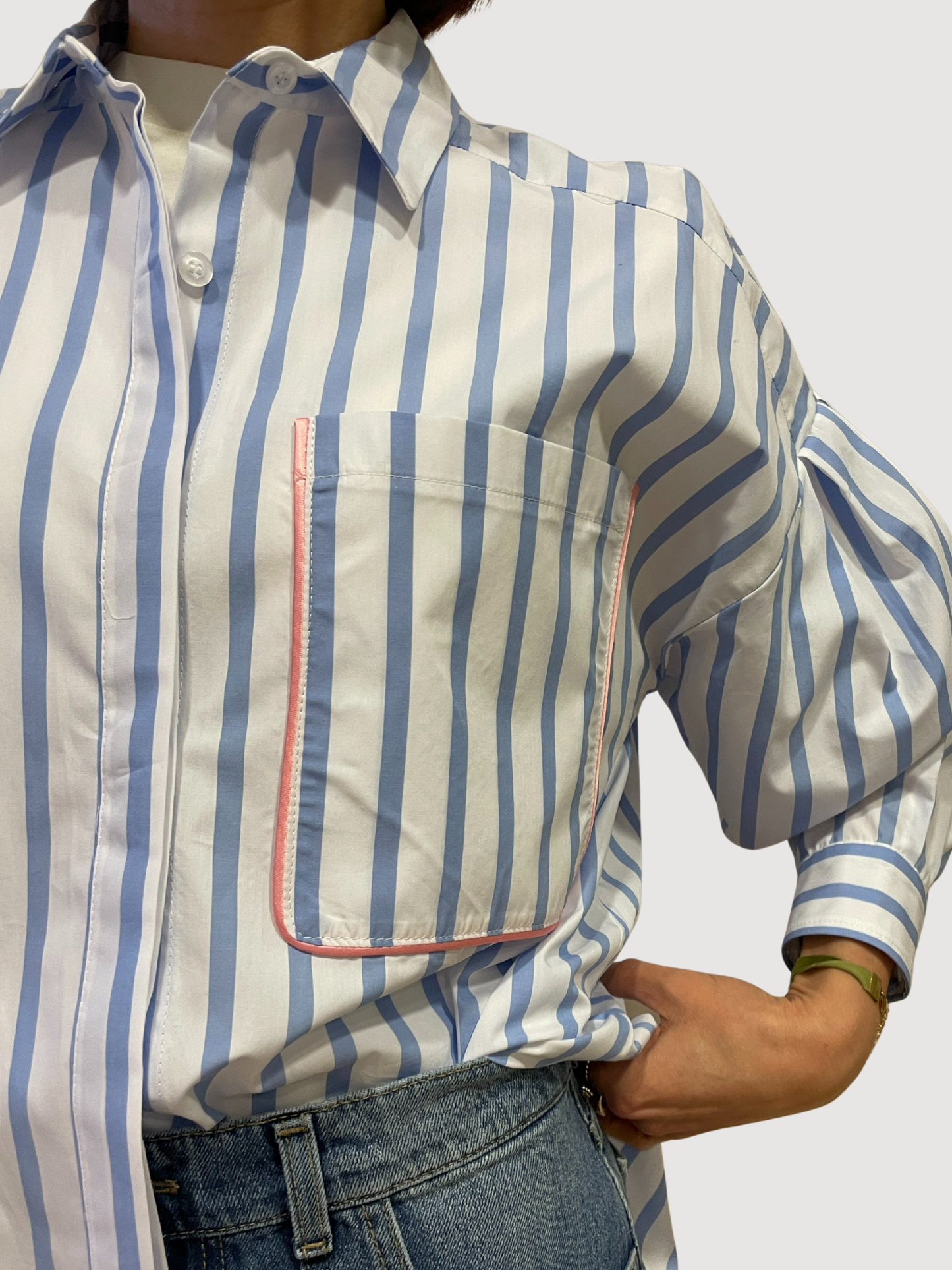 VICOLO - Camicia in popeline di cotone a righe con tasca a contrasto