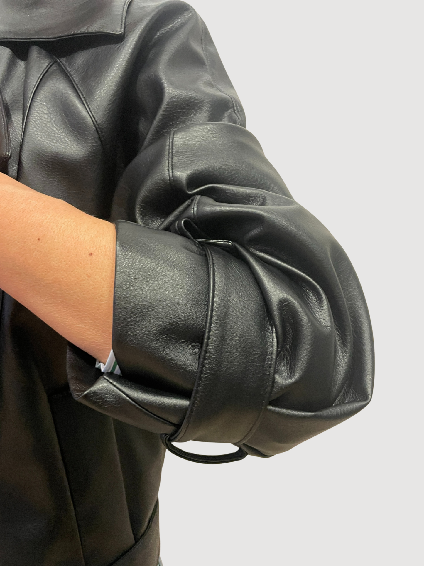 HAVEONE - Chiodo in ecopelle nero a doppiopetto con cintura