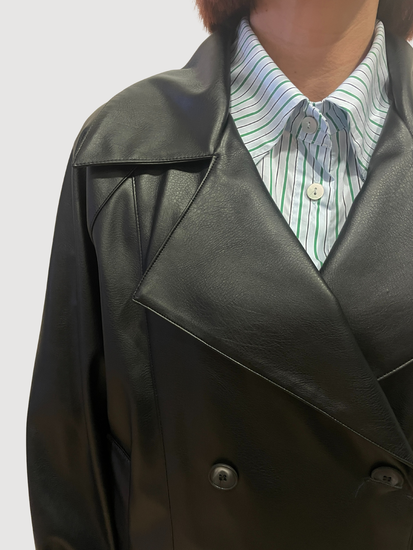 HAVEONE - Chiodo in ecopelle nero a doppiopetto con cintura