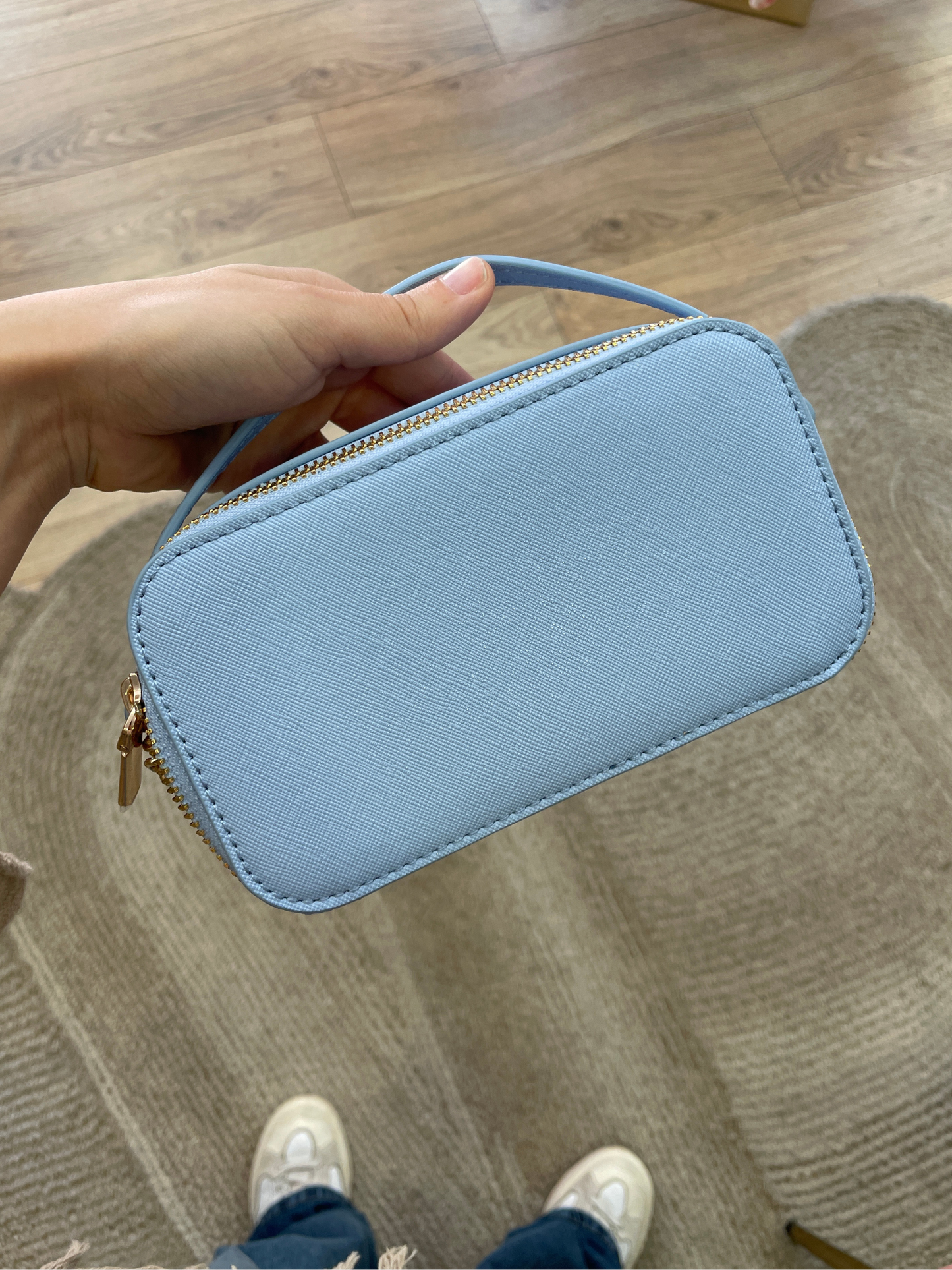 Borsa in ecopelle azzurra a mano con tracolla oro