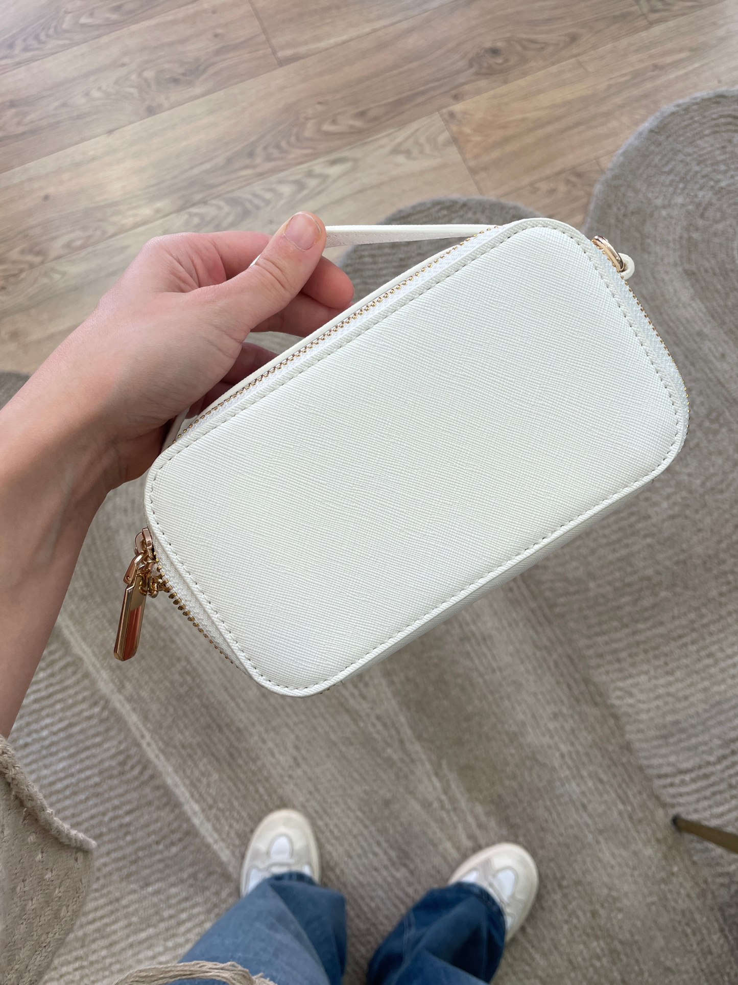 Borsa in ecopelle bianca a mano con tracolla oro