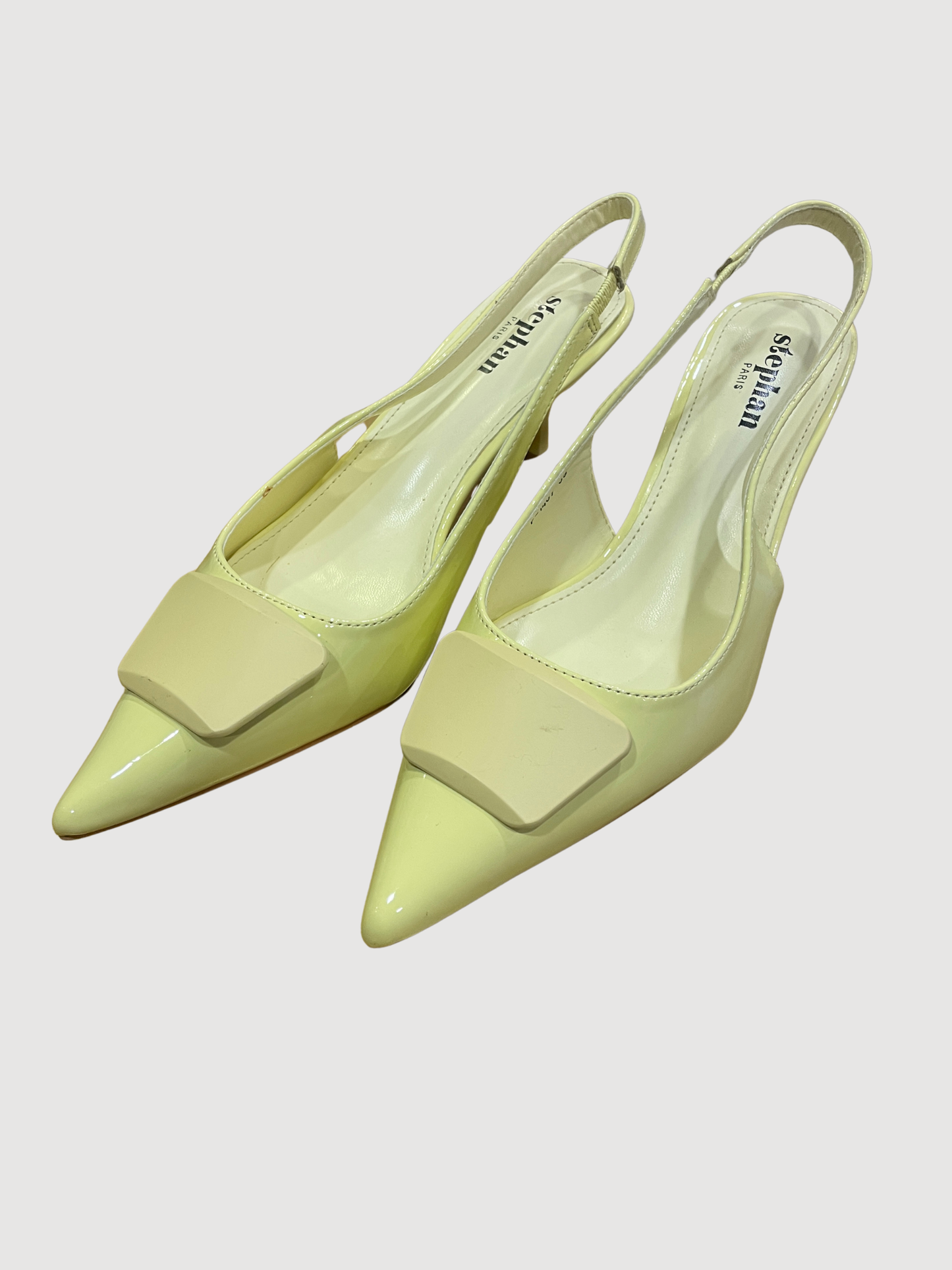 Scarpa con tacco giallo lime con dettaglio pietra