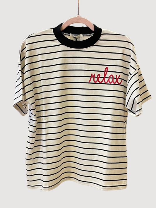 VICOLO - T-shirt over a righe burro e nera con scritta rossa "relax"