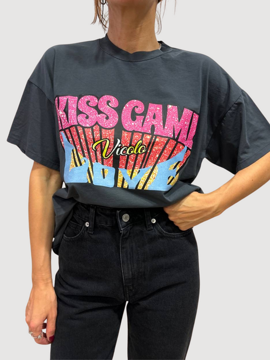 VICOLO - T-shirt over grigio fumo con scritta "kiss cam! Love"