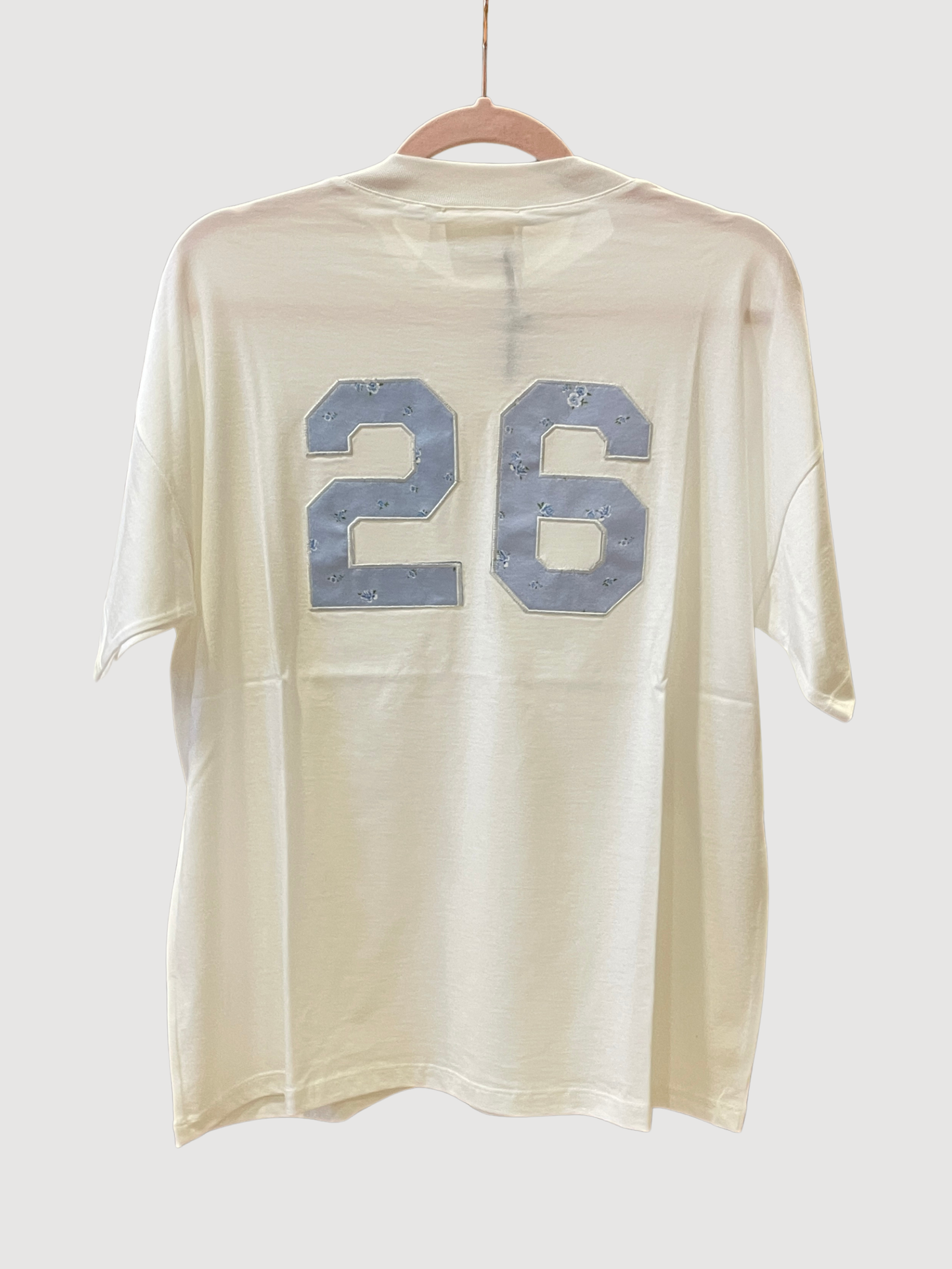 VICOLO - T-shirt over burro con numeri applicati sul retro