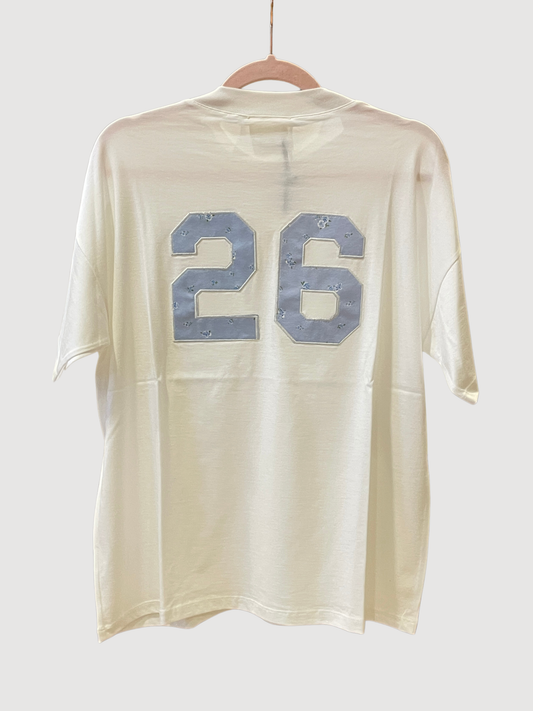 VICOLO - T-shirt over burro con numeri applicati sul retro