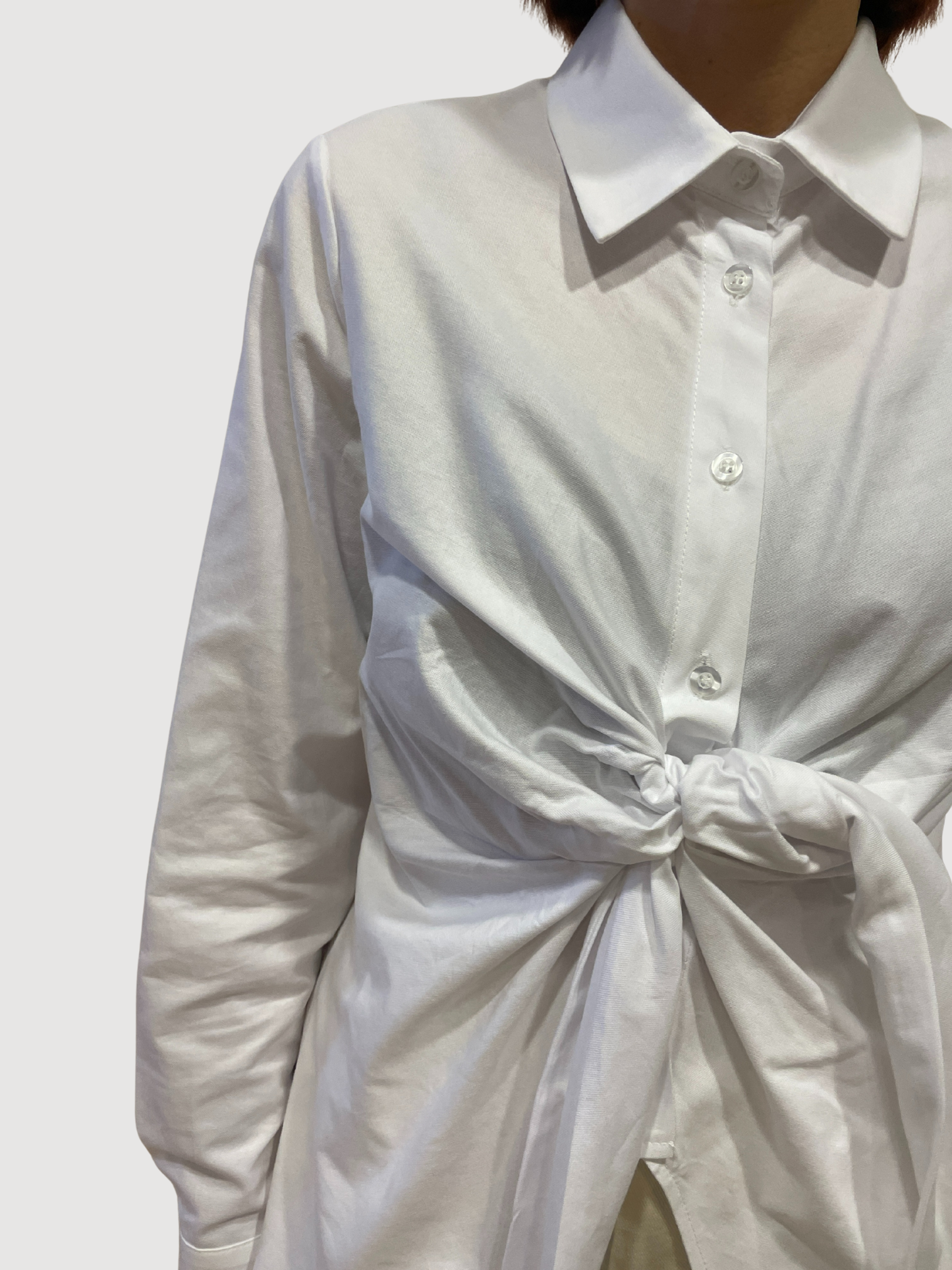KONTATTO - Camicia in cotone bianca con dettaglio nodo