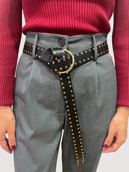 Cintura nera in ecopelle con borchie dorate