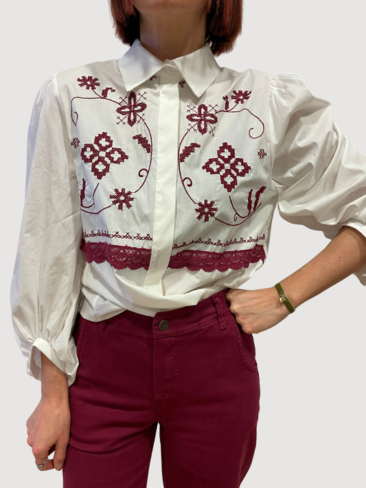 KONTATTO - Camicia in cotone bianca con dettaglio ricamo sangria