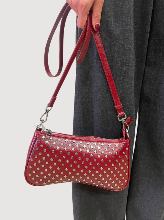 Borsa in ecopelle color ciliegia con borchie argentate
