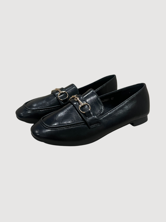 Mocassino nero in ecopelle con cinturino oro