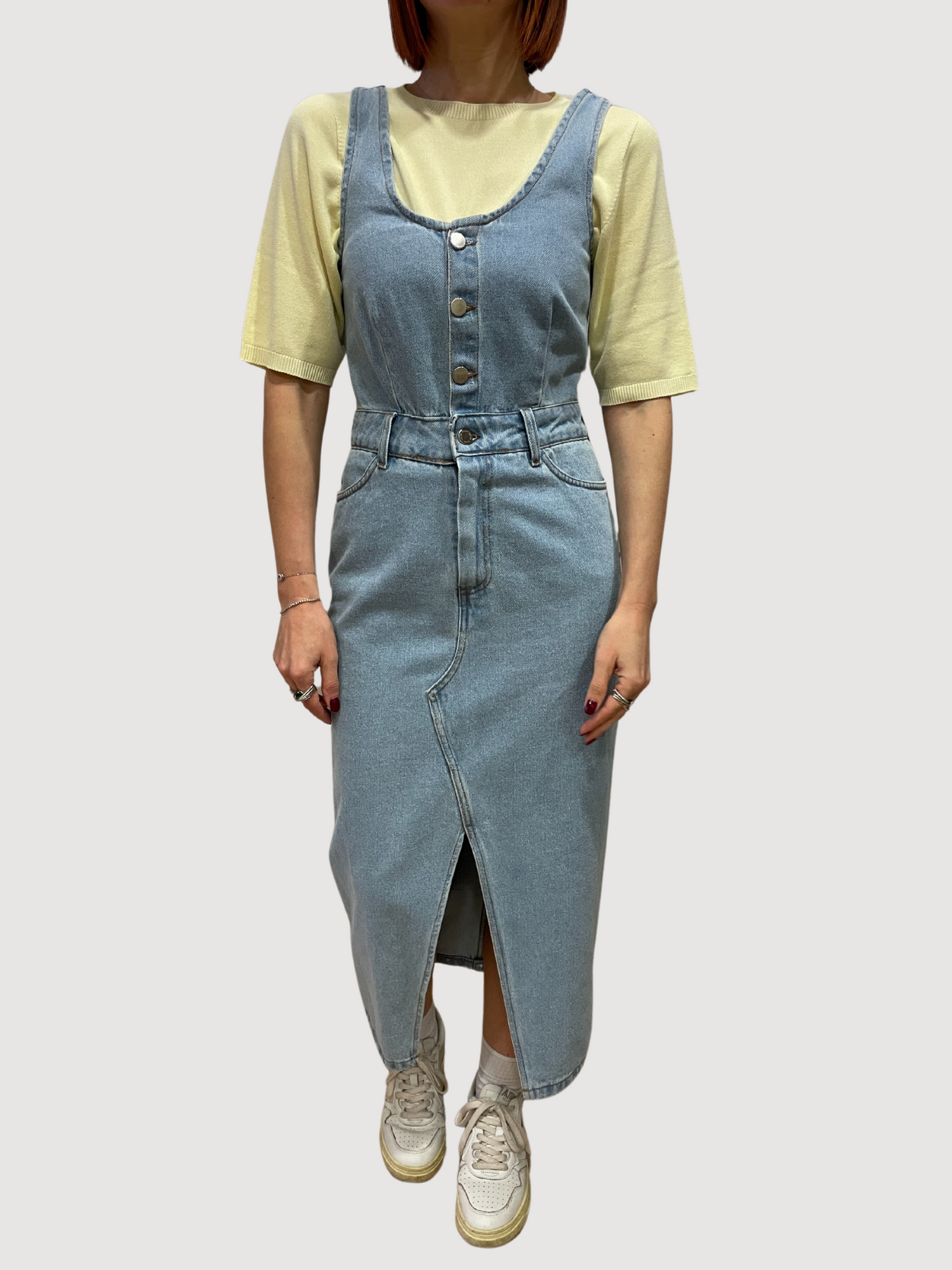 MEME ROAD - Abito salopette in denim chiaro con gonna con spacco